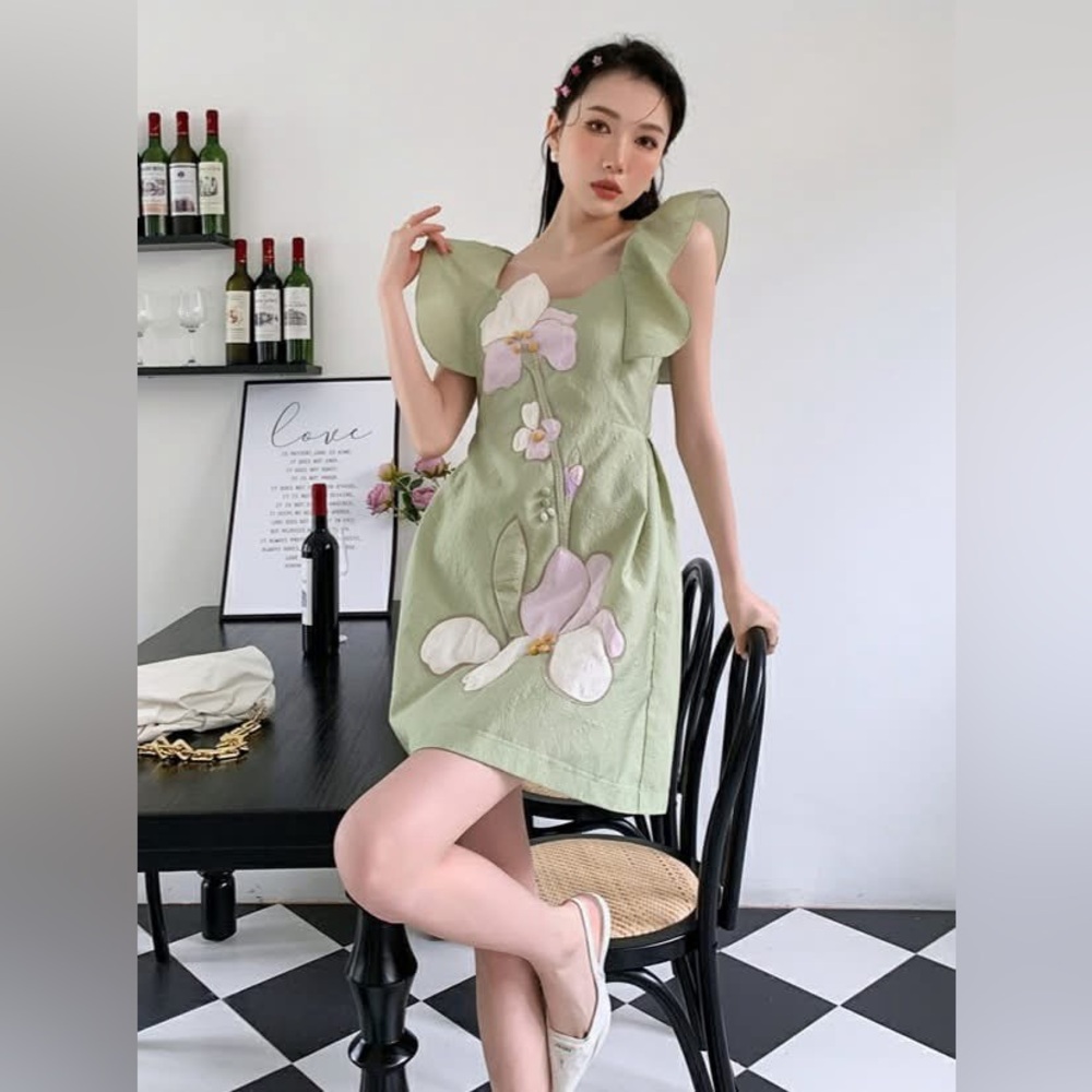 3D FLOWER BUTTERFLY SLEEVE
MINI DRESS IN MINT Size S